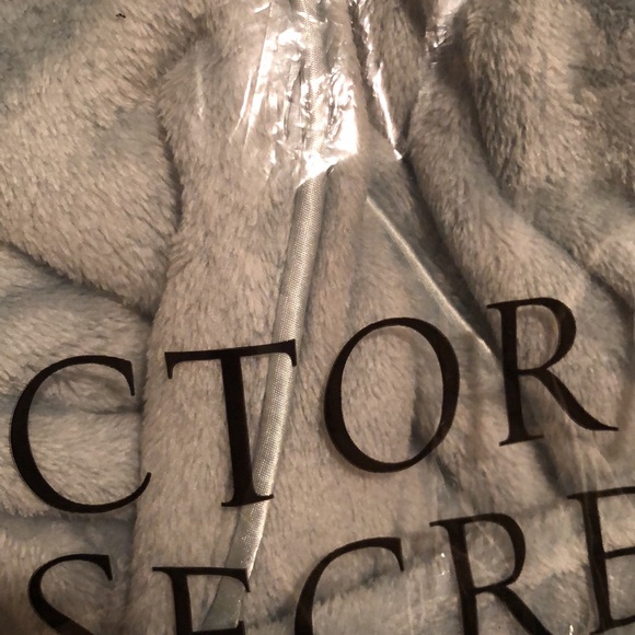NWT Victoria’s Secret Cozy Short Plush Robe. HTF Color Sage Green. M/L. Soft. - Picture 9 of 12